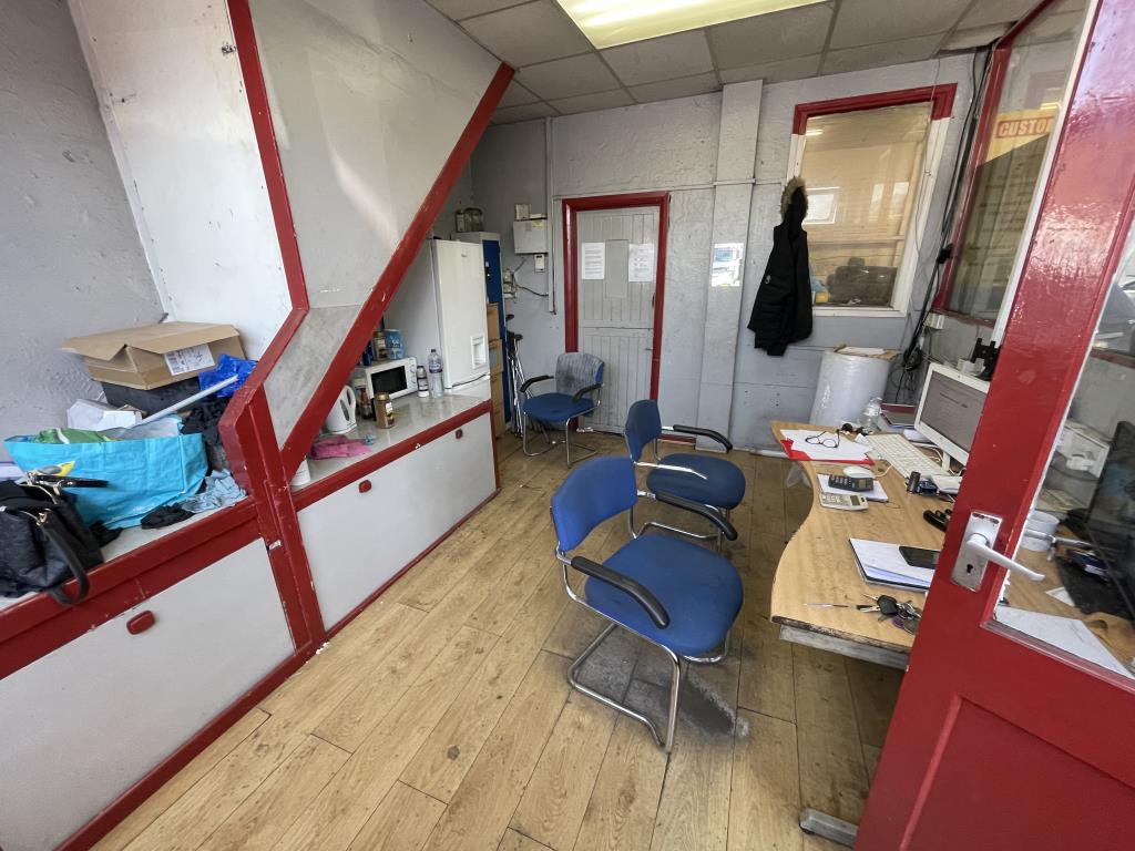 Lot: 57 - FREEHOLD CAR WORKSHOP AND GARAGE - Interior image of office